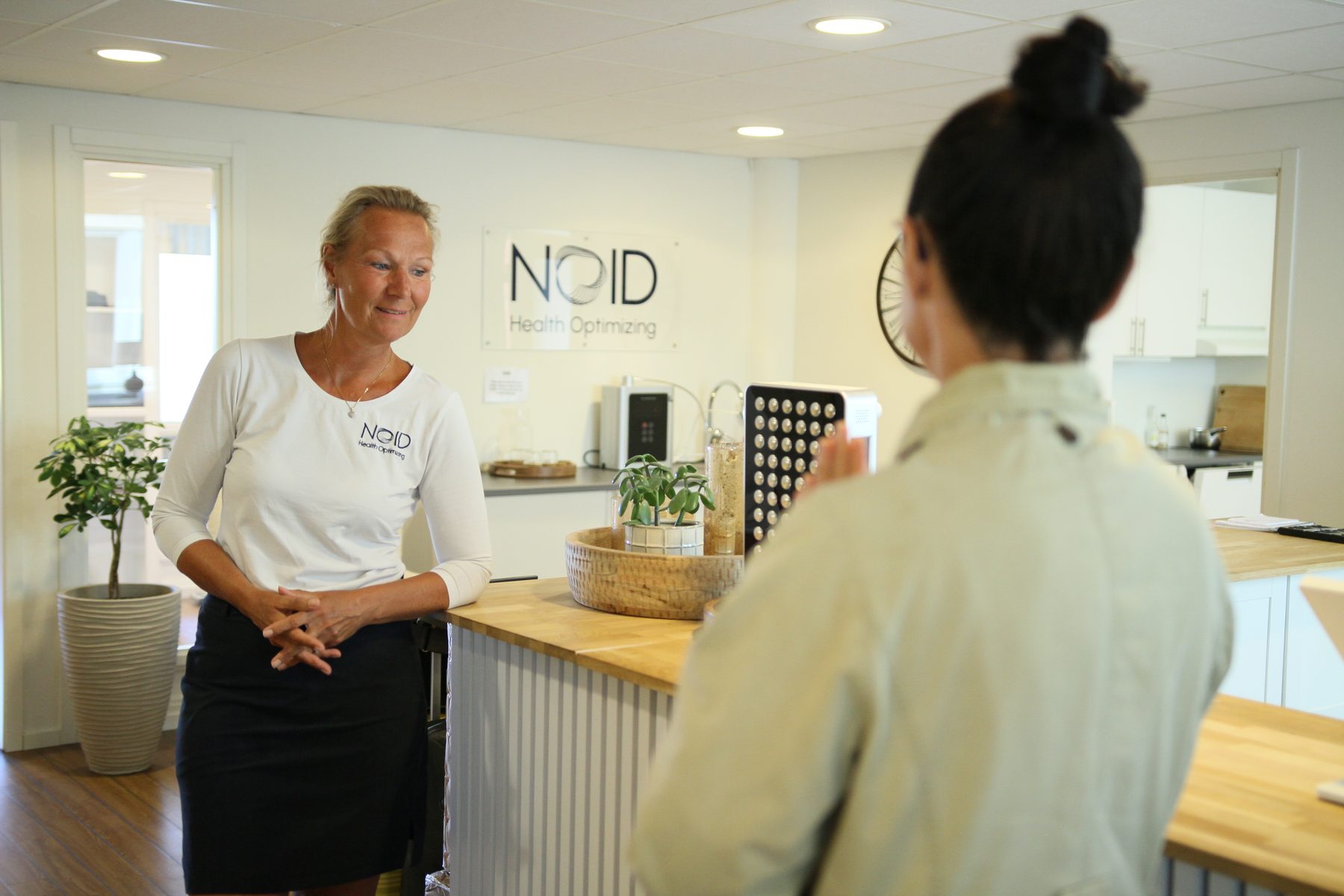 Medarbetare i receptionen pratar med en besökare
