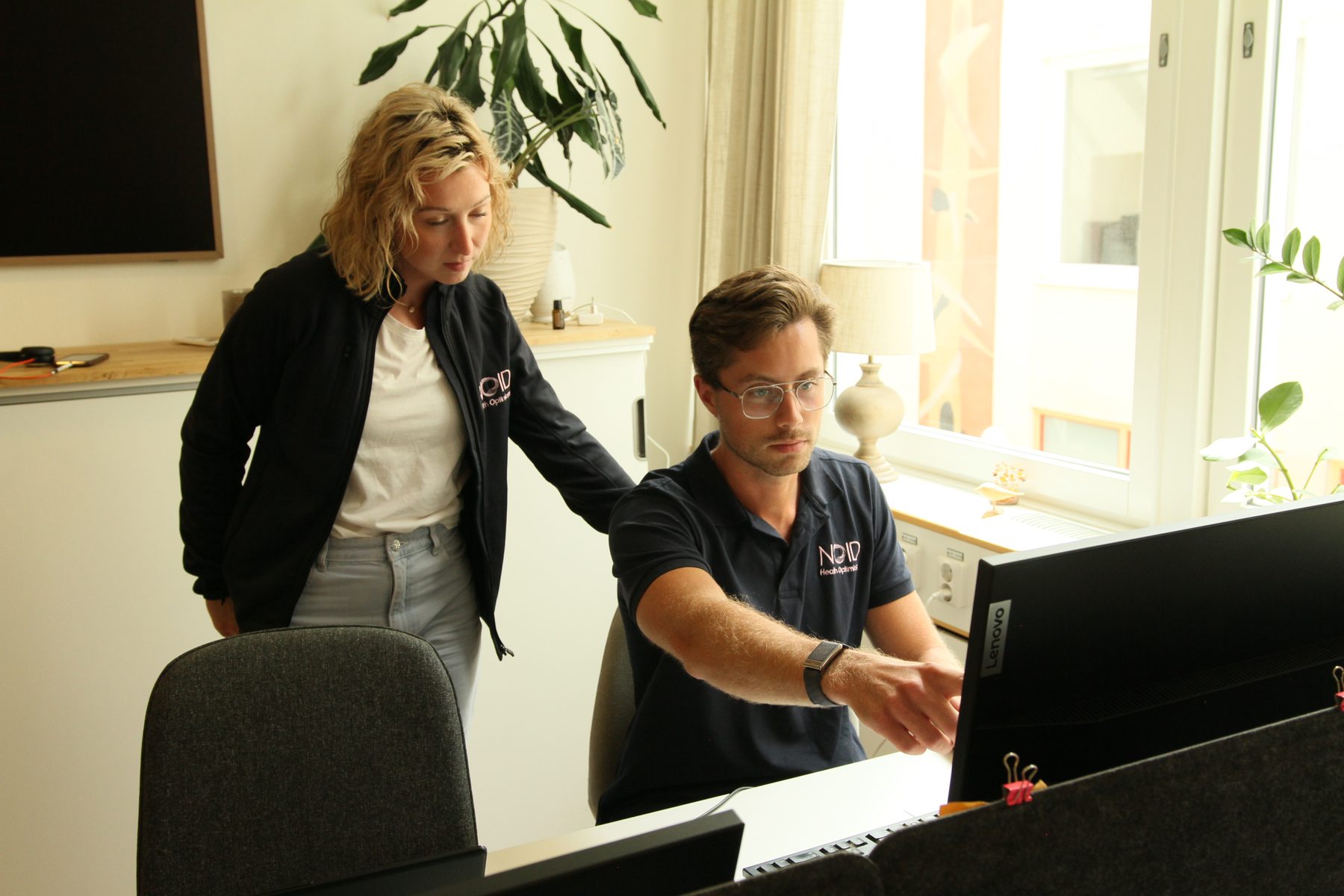 Två medarbetare på Noid Health går igenom mätresultat tillsammans