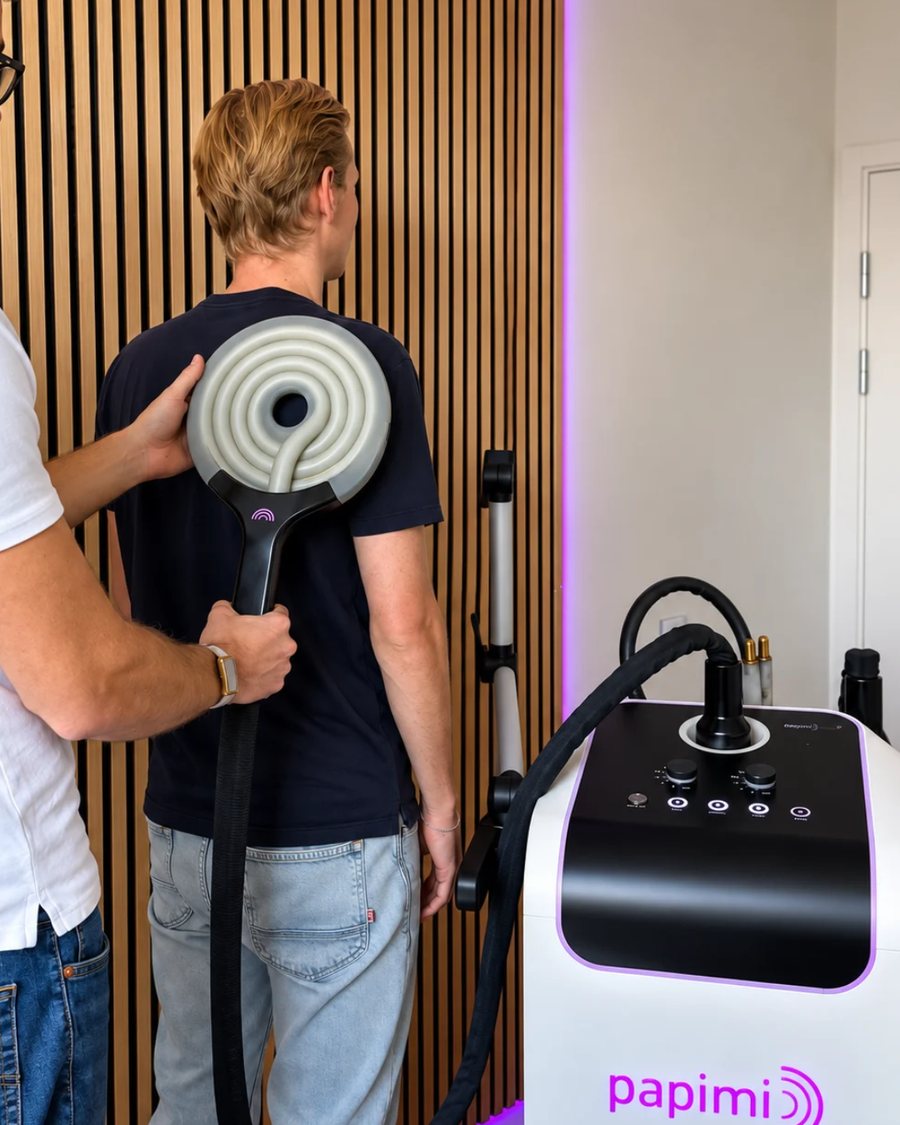 Behandlare för PAPIMI-applikatorn längs en klients rygg